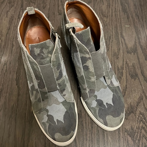 Linea Paolo Felicia suede gray camo Hidden wedge bootie sneaker size 9 - Picture 1 of 4